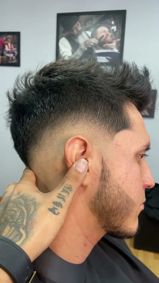 Fade bajo y barba perfilada a navaja en El Fígaro Barber Studio, Chorrillos