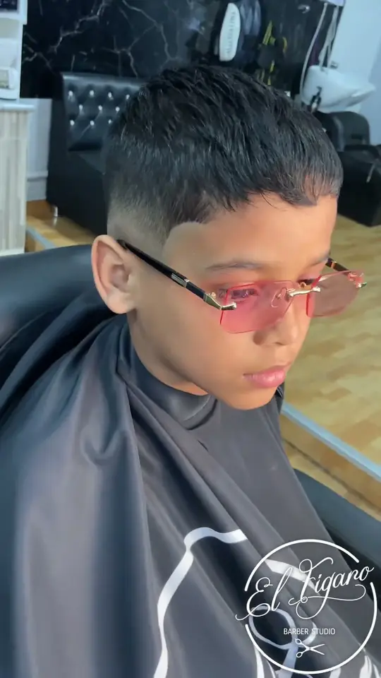 Mohicano con diseño para niño en El Fígaro, barbería en Chorrillos