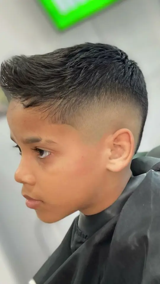 Corte mohicano texturizado para niño en barbería de Chorrillos