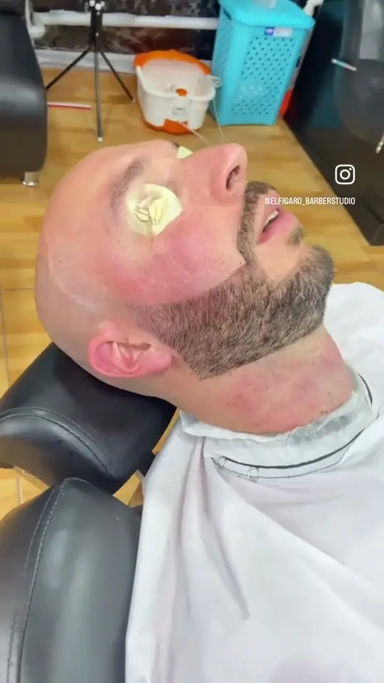 Ritual de barba con toalla caliente en El Fígaro, Matellini