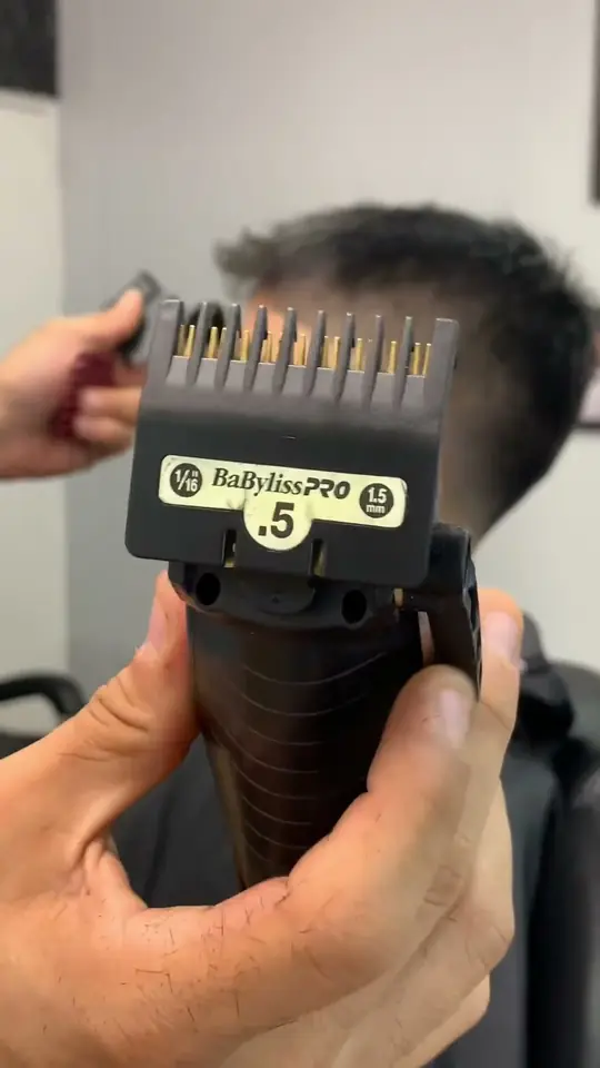 Barbero haciendo un taper fade en barbería de Lima